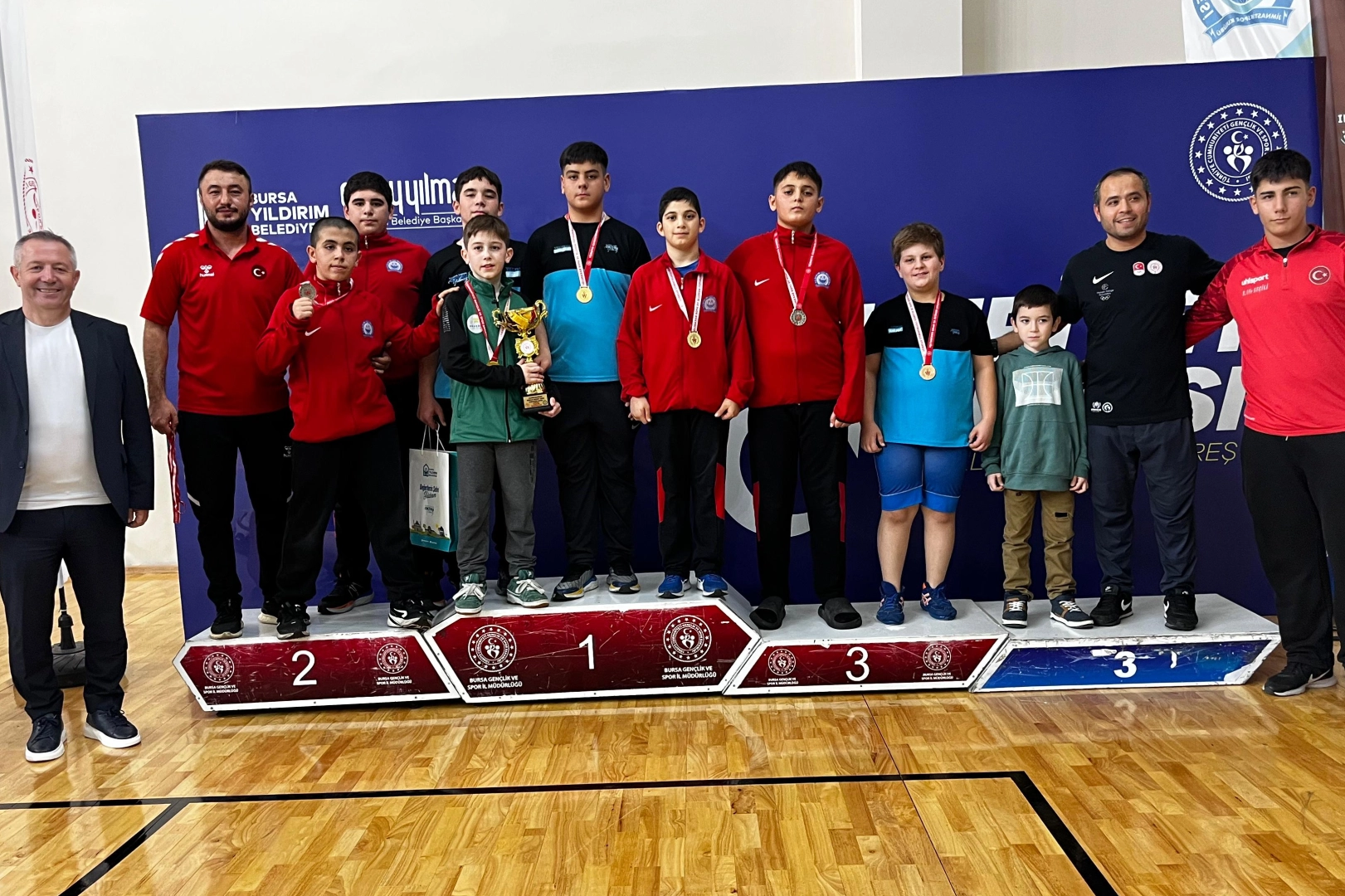 Bursa Yıldırım Belediyesi, 29 Ekim Cumhuriyet Bayramı coşkusunu sporla buluşturdu.