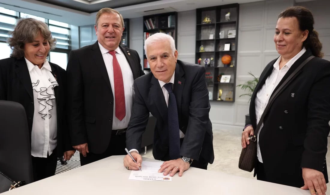 Bursa Büyükşehir Belediye Başkanı Mustafa Bozbey, üye giriş belgesini imzaladığı