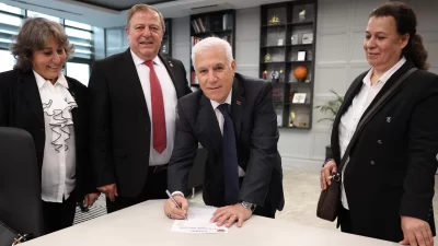 Bursa Büyükşehir Belediye Başkanı Mustafa Bozbey, üye giriş belgesini imzaladığı