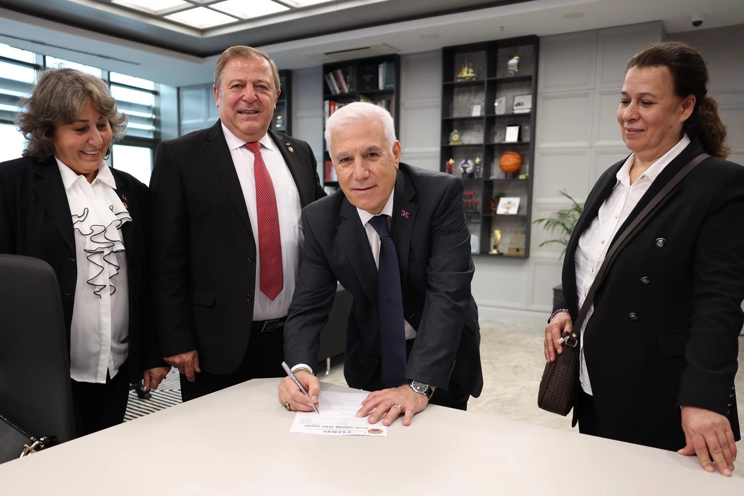 Bursa Büyükşehir Belediye Başkanı Mustafa Bozbey, üye giriş belgesini imzaladığı