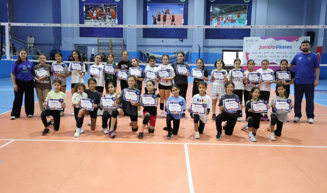 Bursa’da kış spor okullarında ilk dönem tamamlandı Bursa Büyükşehir Belediyesi tarafından düzenlenen Kış Spor Okulları sayesinde çocuklar,