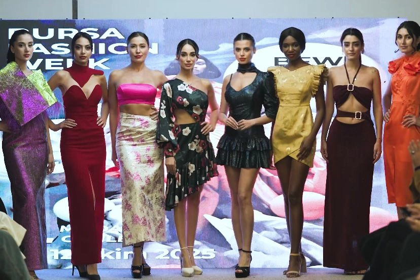 Bursa’da Successo defilesi büyüledi Bursa Fashion Week kapanışında, Heybeli Otel’de düzenlenen ve Asil Çağıl’ın