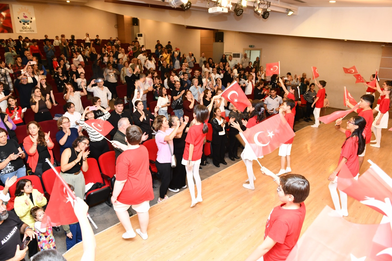 İzmir’de Çiğli Belediyesi Gençlik Tiyatrosu, Cumhuriyet’in 102. yılı kapsamında hazırladığı