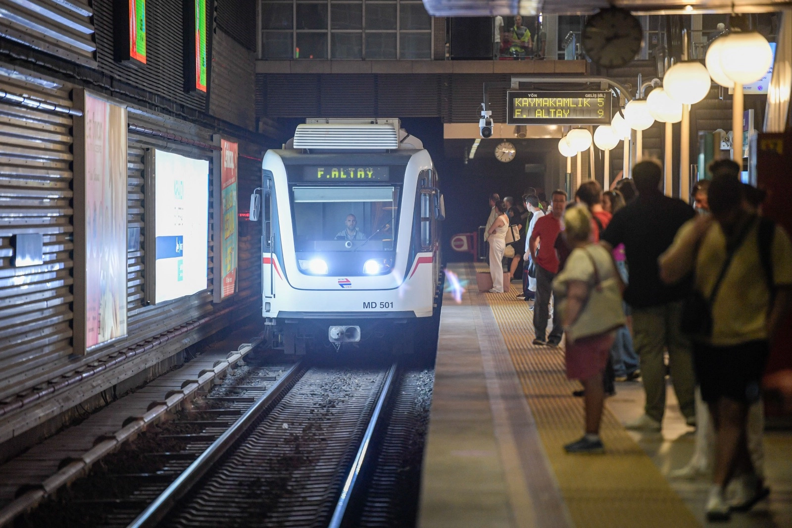 İzmir Büyükşehir Belediyesi’ne bağlı ESHOT, İZULAŞ, İZDENİZ, Metro ve Tramvay