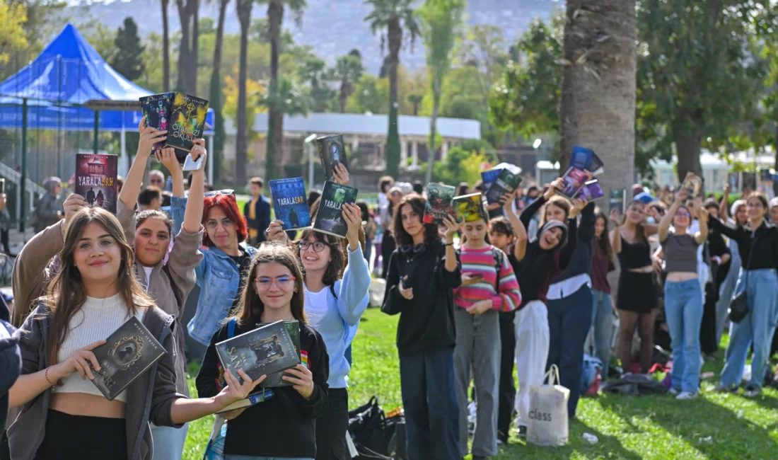 Edebiyat dünyasının kalbi İzmir Kültürpark’ta attı İzmir Büyükşehir Belediyesi’nin ev sahipliğinde, İZFAŞ ve TACT Fuarcılık iş