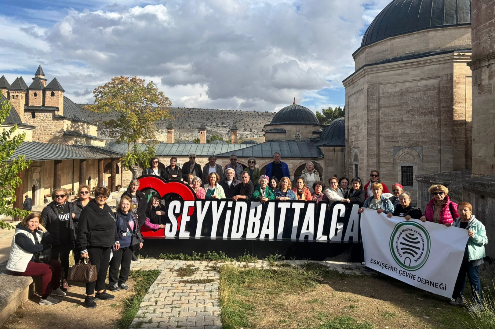 Eskişehir Çevre Koruma ve Geliştirme Derneği (ESÇEVDER) üyeleri, tarihi Frigya