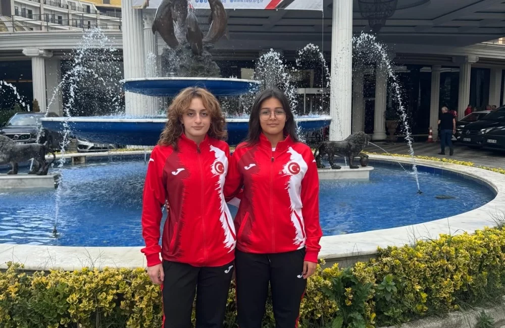 Eskişehir Büyükşehir Spor Kulübü sporcuları Irmak Çetinkaya ve İdil Bengisu