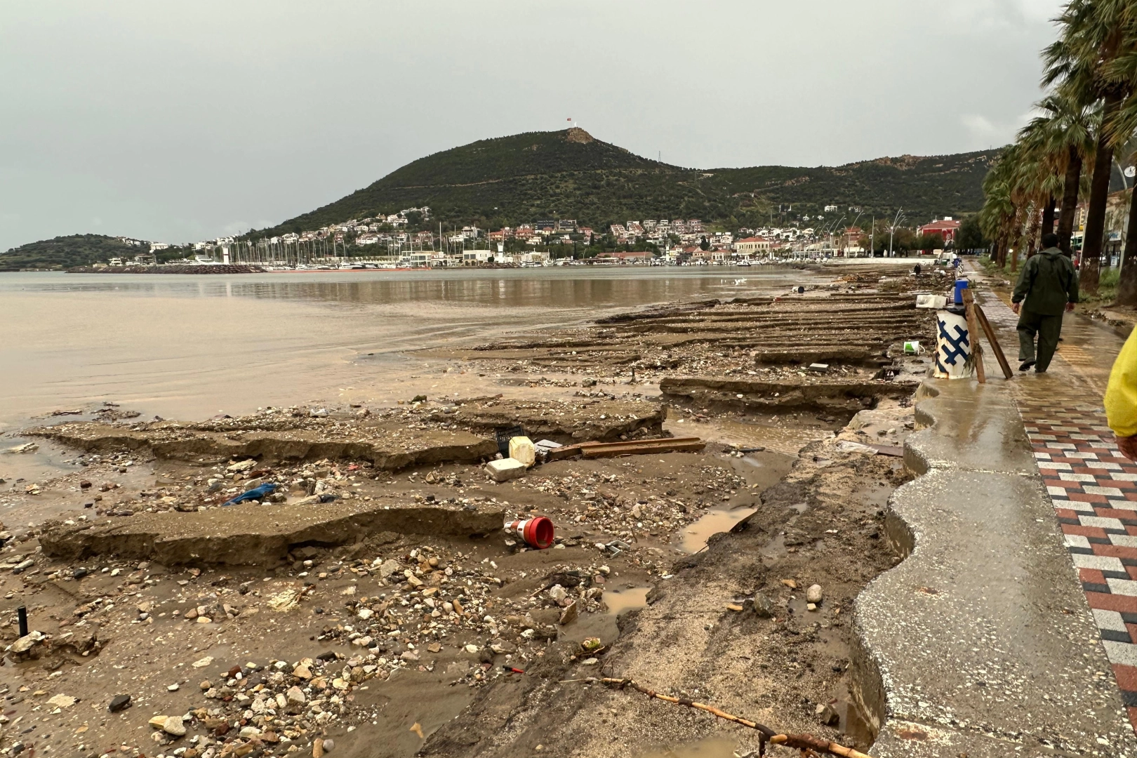 Foça genelinde etkili olan şiddetli sağanak yağış sonucunda ilçemizde büyük