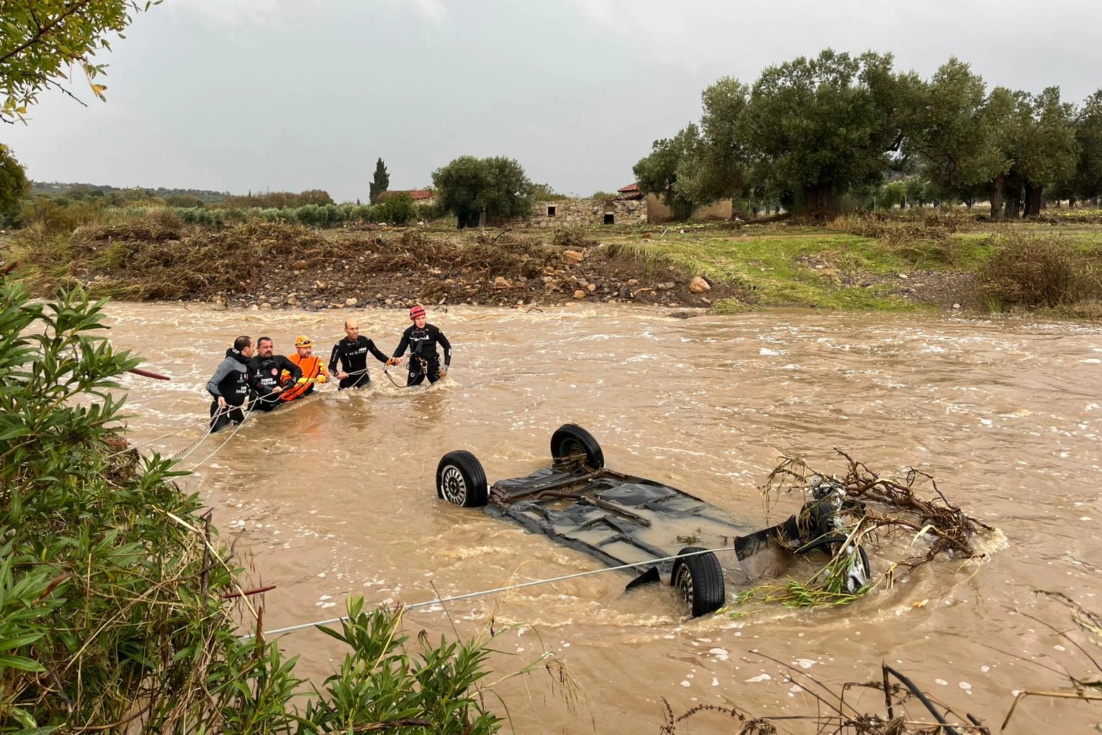 İzmir’de uzun süredir beklenen yağışlar özellikle Foça, Aliağa, Dikili, Menemen