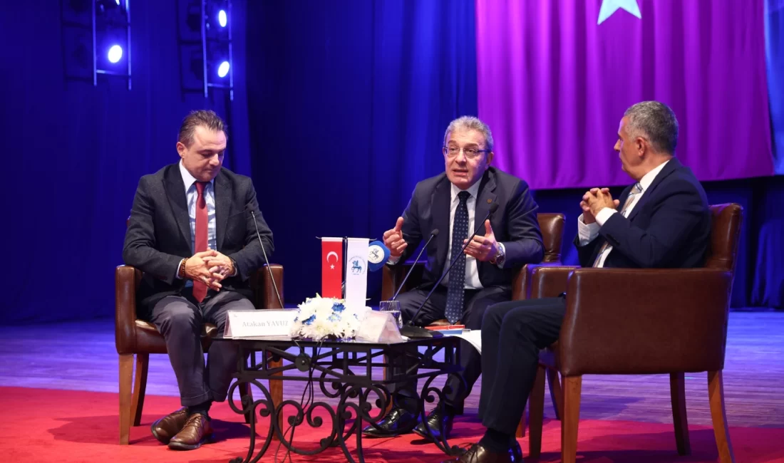 DEÜ Talks” etkinliği kapsamında gazeteci, televizyon ve radyo programcısı Hakan