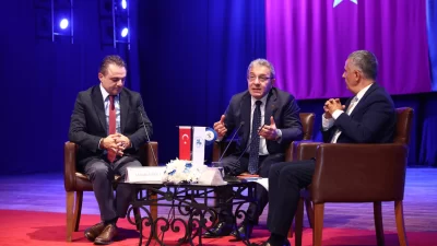 DEÜ Talks” etkinliği kapsamında gazeteci, televizyon ve radyo programcısı Hakan