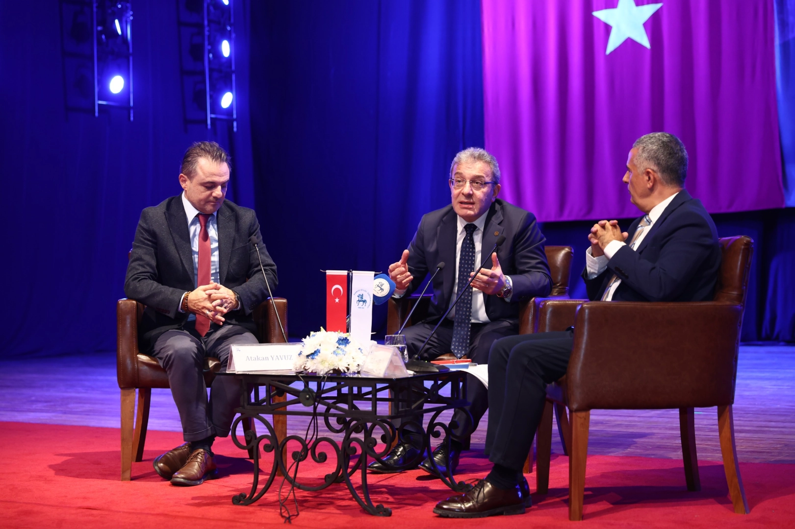 DEÜ Talks” etkinliği kapsamında gazeteci, televizyon ve radyo programcısı Hakan