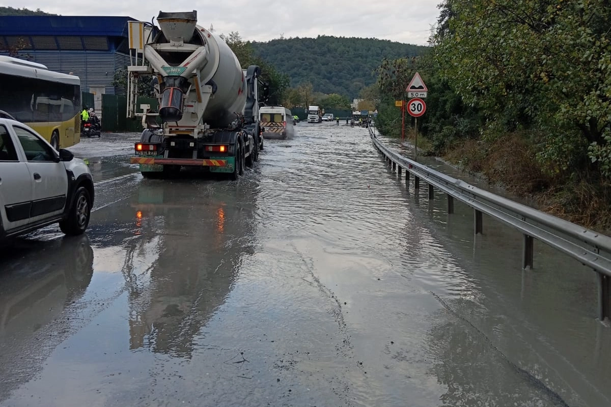 İBB ekipleri, kuvvetli rüzgâr ve yerel sağanak yağış geçişlerinin yaşandığı