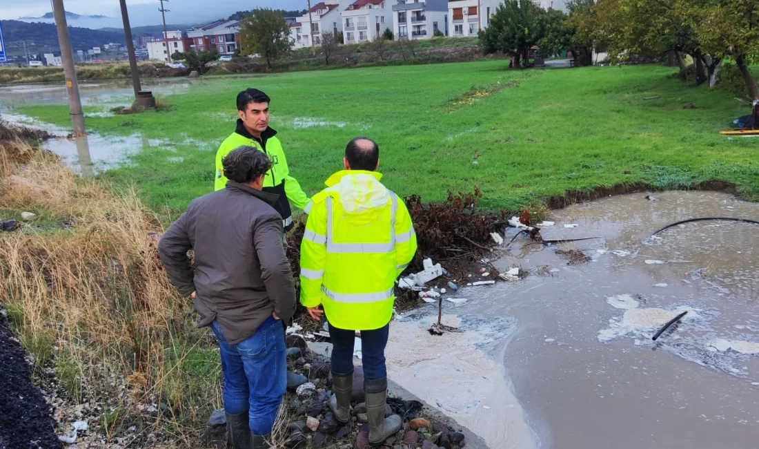 İzmir’in Bergama ilçesinde aşırı yağış nedeniyle sel ve su baskınları