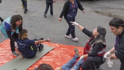 İzmir Büyükşehir Belediyesi afete hazırlık çalışmaları kapsamında, yüzlerce çalışanın bulunduğu