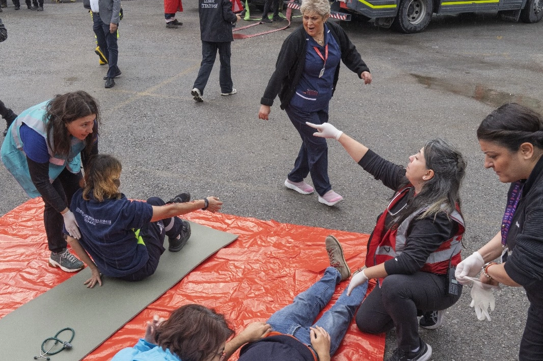 İzmir Büyükşehir Belediyesi afete hazırlık çalışmaları kapsamında, yüzlerce çalışanın bulunduğu