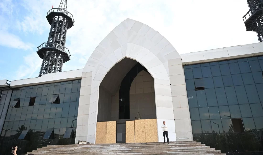 Kartepe’nin en büyük camisi olarak inşa edilen Kent Meydanı Camii’nde