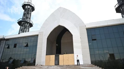 Kartepe’nin en büyük camisi olarak inşa edilen Kent Meydanı Camii’nde