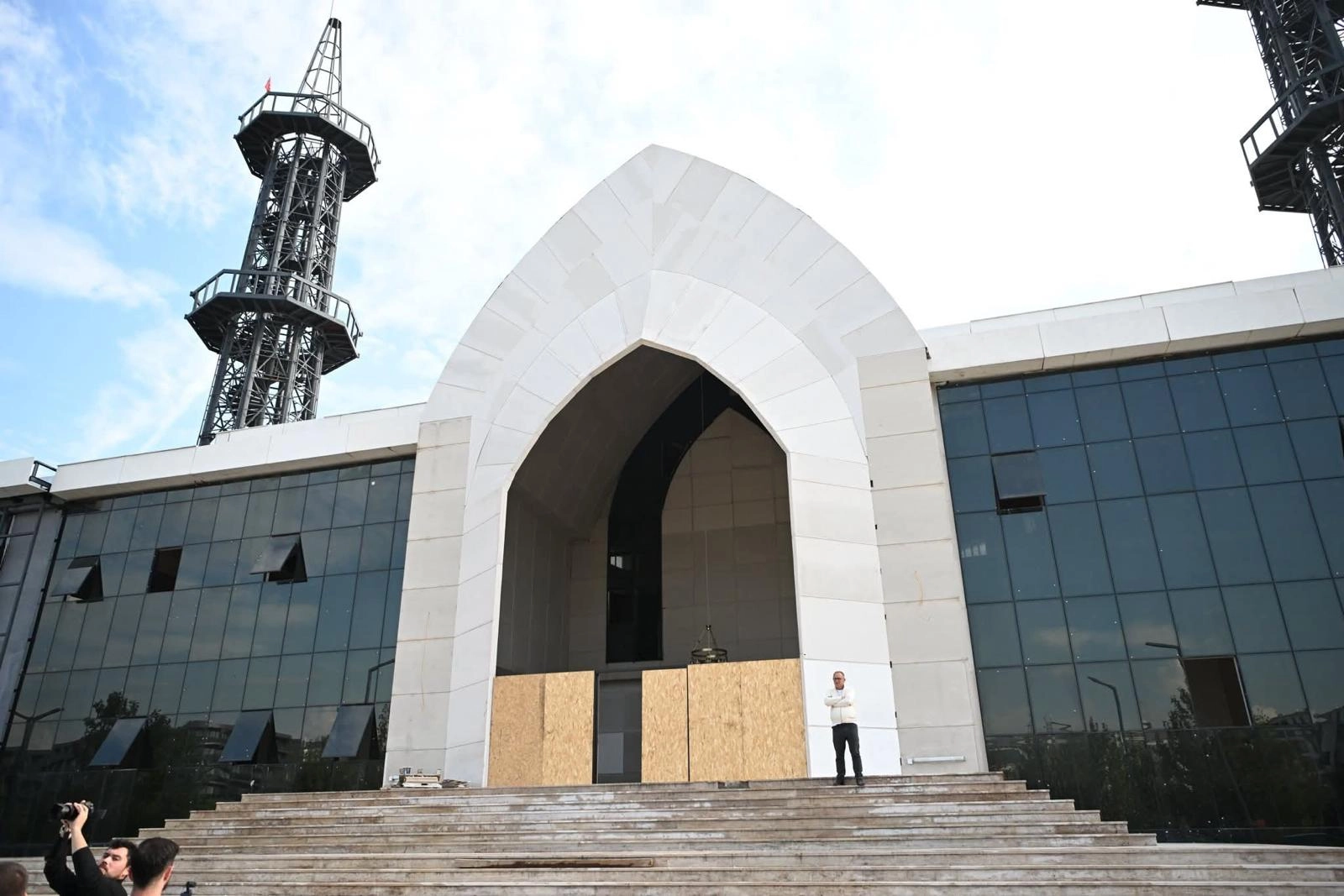 Kartepe’nin en büyük camisi olarak inşa edilen Kent Meydanı Camii’nde