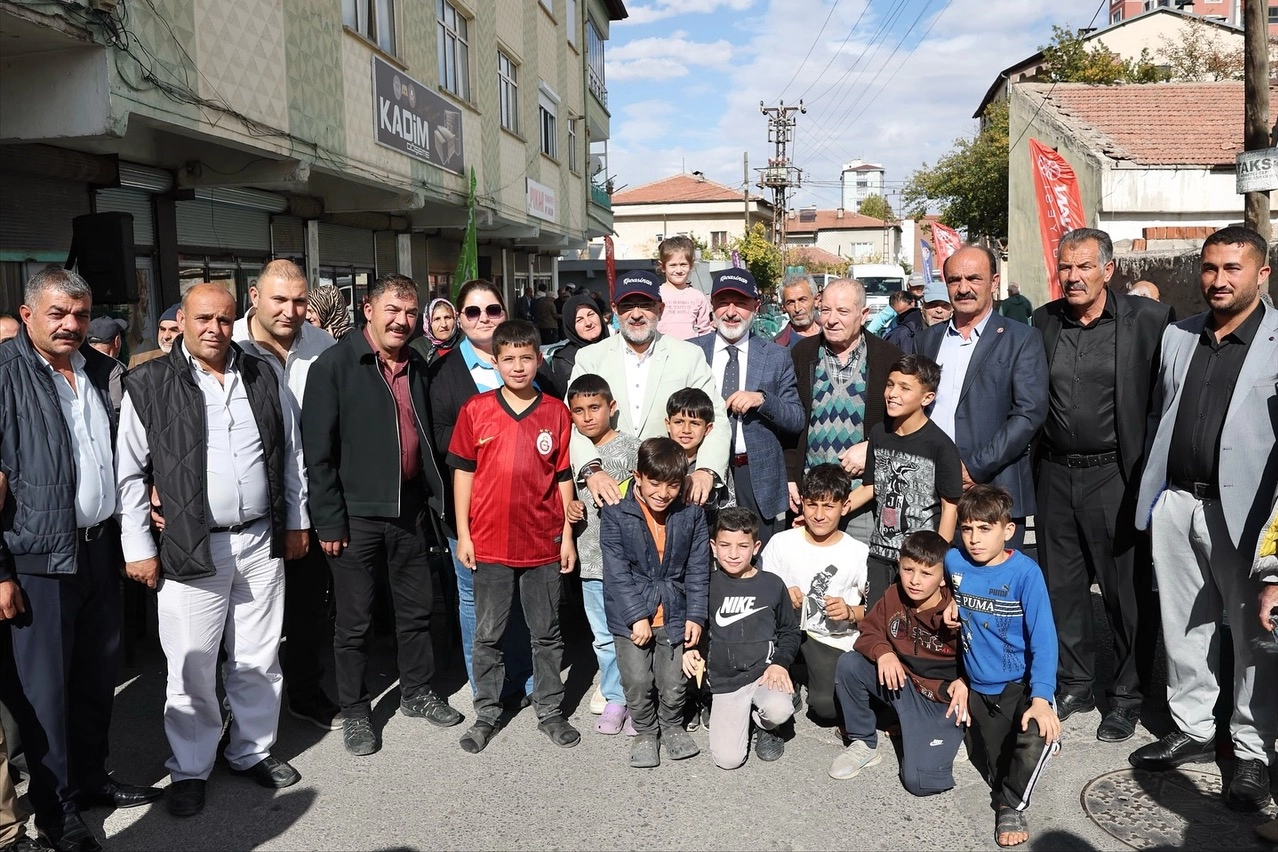 Kayseri Kocasinan Belediye Başkanı Ahmet Çolakbayrakdar, Argıncık Mahallesi’nde vatandaşlarla bir