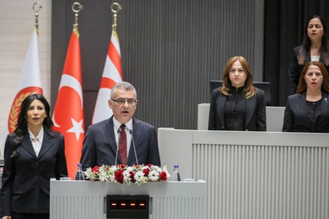 KKTC’de Erhürman göreve başladı… “Kıbrıs Türk halkının huzuru ve refahı için çalışacağım” KKTC Cumhuriyet Meclisi’nde düzenlenen törenle ant içen Tufan Erhürman, Kuzey
