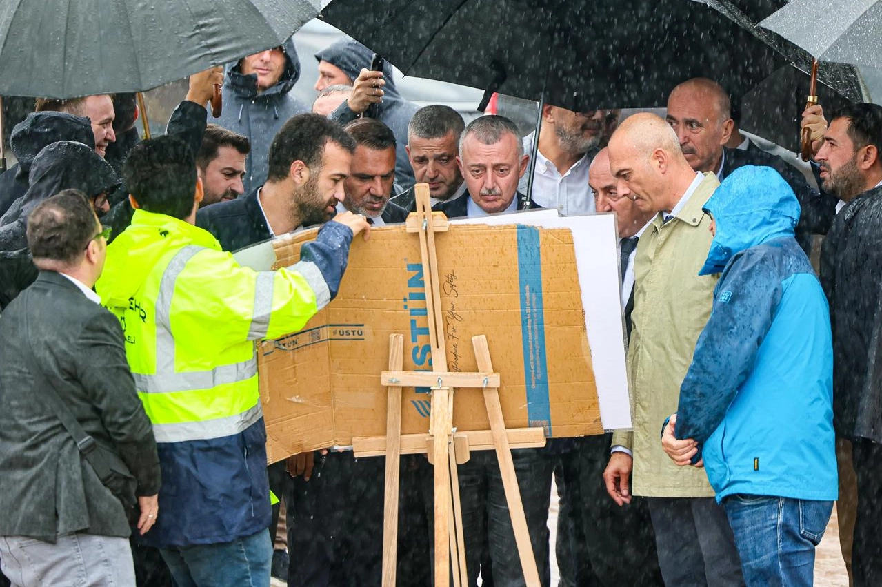 Kocaeli Büyükşehir Belediye Başkanı Tahir Büyükakın’ı sağanak yağmur da durduramadı.