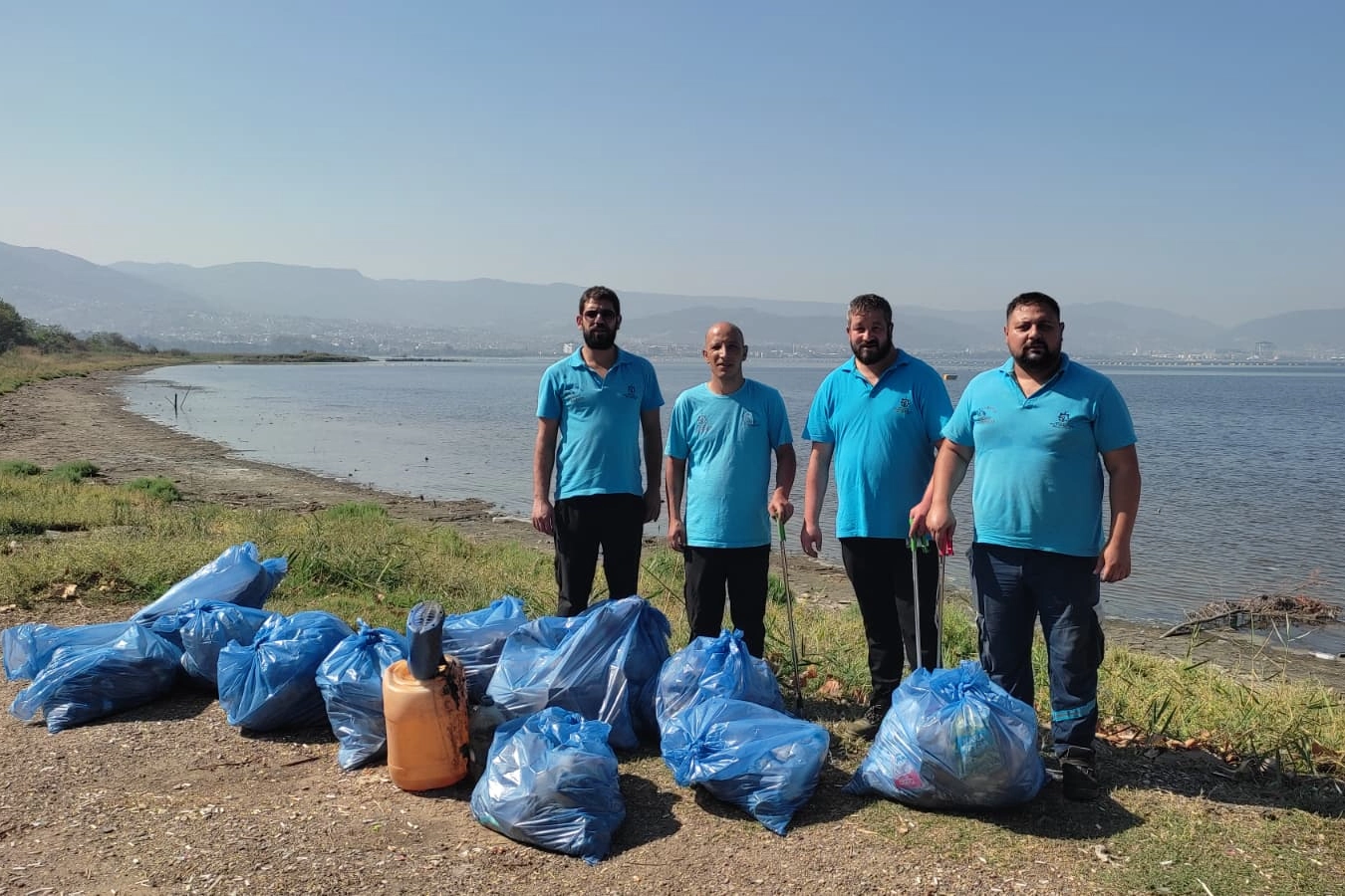 Kocaeli Büyükşehir Belediyesi’ne bağlı Mavi Takım ekipleri, sahil şeritlerinde düzenli
