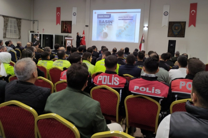 Konya’da emniyet mensuplarına ‘Basın Kartı’ bilgilendirmesi Konya İl Emniyet Müdürlüğünce düzenlenen “Polis-Halk İlişkilerinde Etkin Yaklaşımlar ve