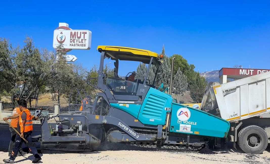 Mersin Büyükşehir Belediyesi, hastane ve eczane ulaşımını kolaylaştıran asfalt çalışmalarıyla