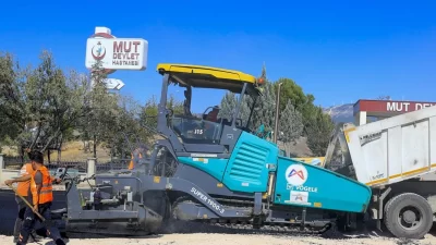 Mersin Büyükşehir Belediyesi, hastane ve eczane ulaşımını kolaylaştıran asfalt çalışmalarıyla