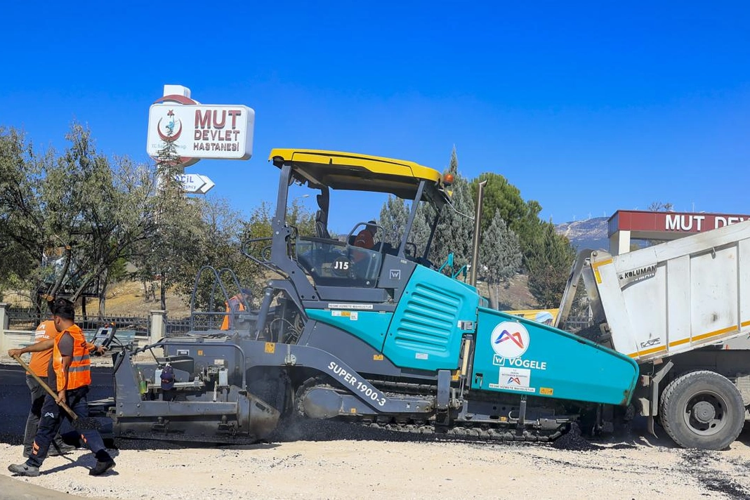 Mersin Büyükşehir Belediyesi, hastane ve eczane ulaşımını kolaylaştıran asfalt çalışmalarıyla