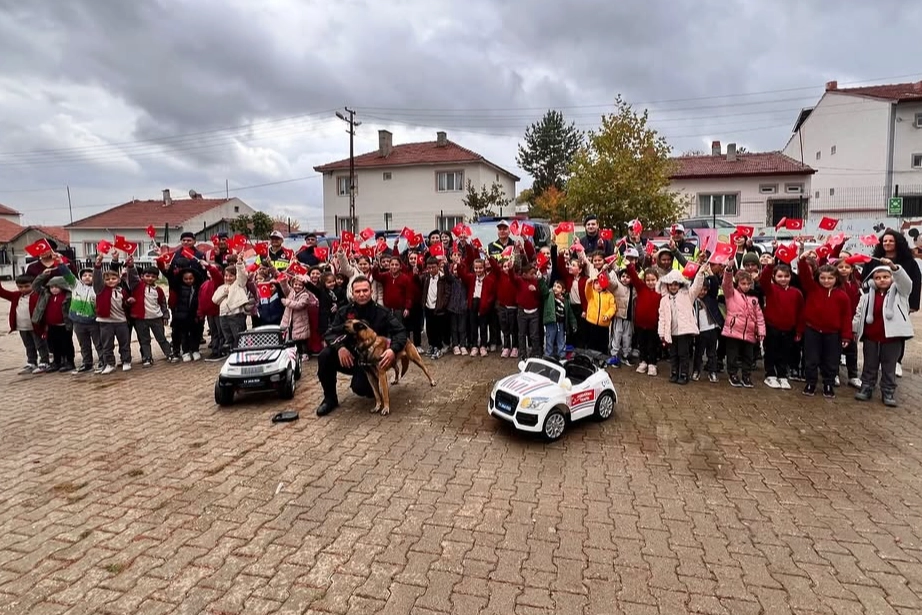 Bilecik İl Jandarma Komutanlığı, geleceğin bilinçli bireylerini yetiştirmek amacıyla yürüttüğü