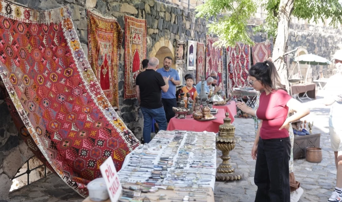 Antika meraklılarını bir araya getiren Nevşehir Antika Pazarı Nevşehir Kalesi’nde