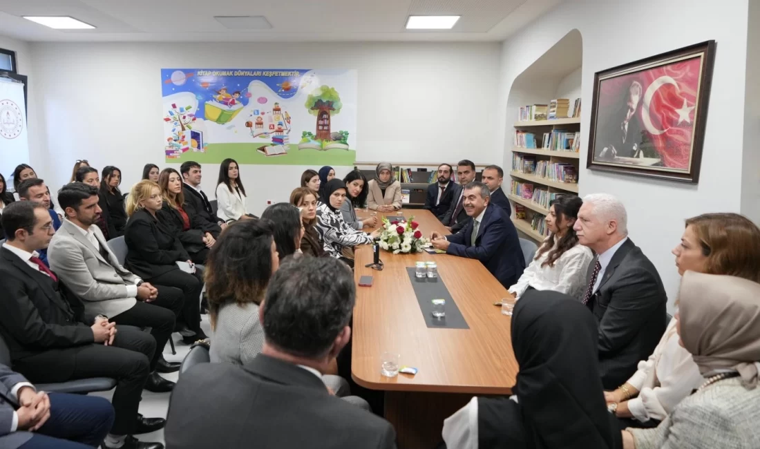 Öğretmenlerin ara tatil seminerleri çevrim içi olacak Millî Eğitim Bakanı Yusuf Tekin, öğretmenlerin kasım ara tatilinde gerçekleştireceği