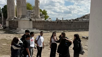 İzmir Büyükşehir Belediyesi bünyesinde kurulan Çiğli Dil Destek Merkezi üyesi