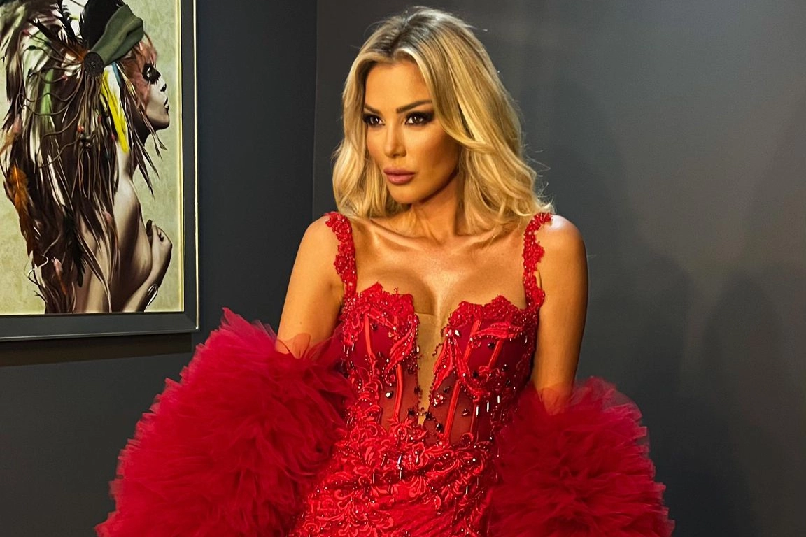 Türk müziğinin sevilen ismi Petek Dinçöz, geçtiğimiz gece Yeni Gazino