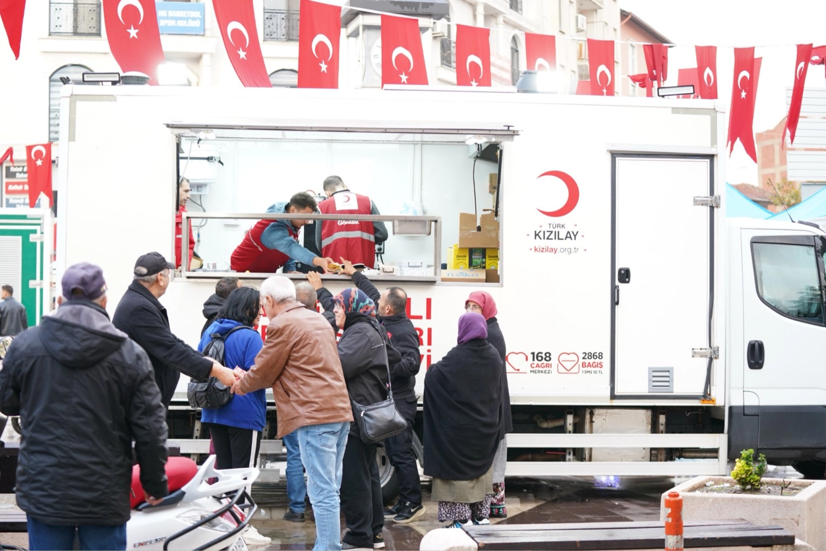 Balıkesir’in Sındırgı ilçesinde meydana gelen deprem sonrası Türk Kızılay ekipleri