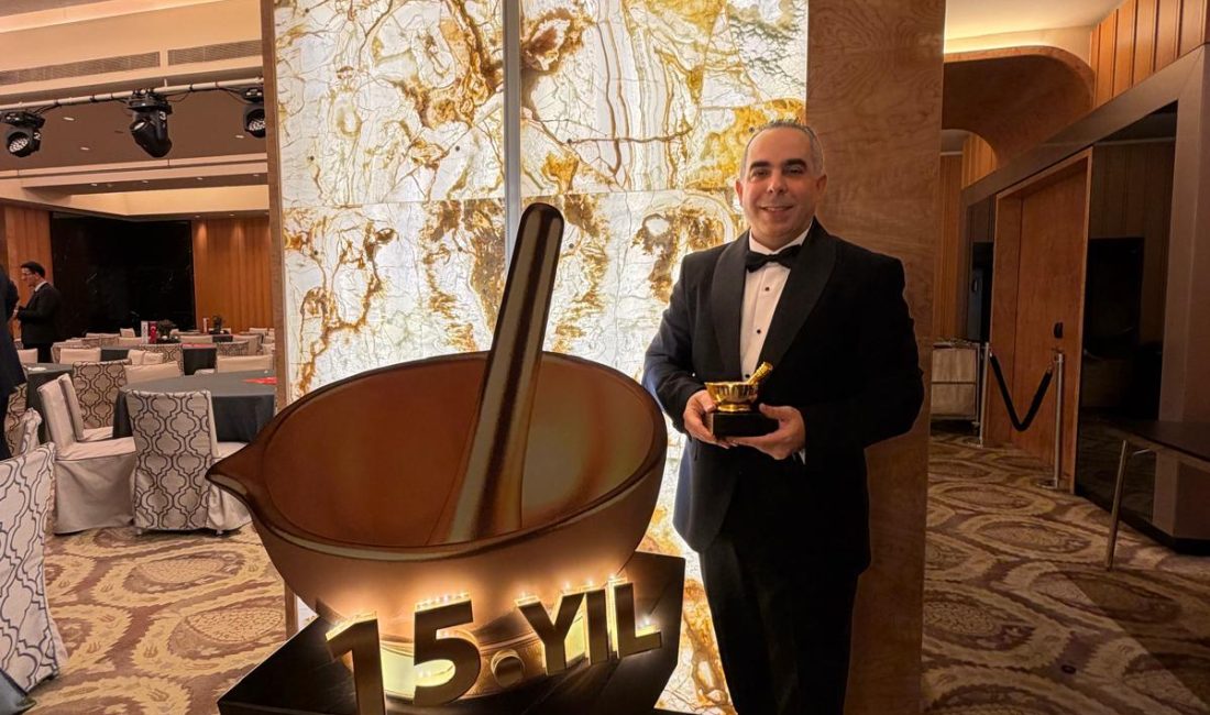 Onur Aykanat’a 2025 Altın Havan Ödülü &nbsp; Serbest Eczacılık alanında