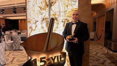 Onur Aykanat’a 2025 Altın Havan Ödülü &nbsp; Serbest Eczacılık alanında