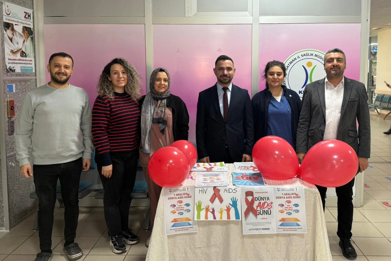 1 Aralık Dünya AIDS Günü kapsamında hastanede stant kurulup bilgilendirici