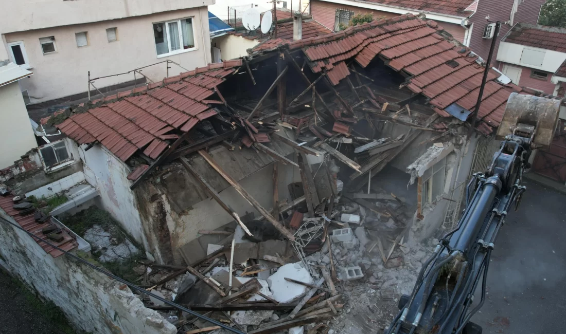 Bursa’da Yıldırım Belediyesi kullanım ömrünü tamamlayan, kent estetiği bakımından olumsuz