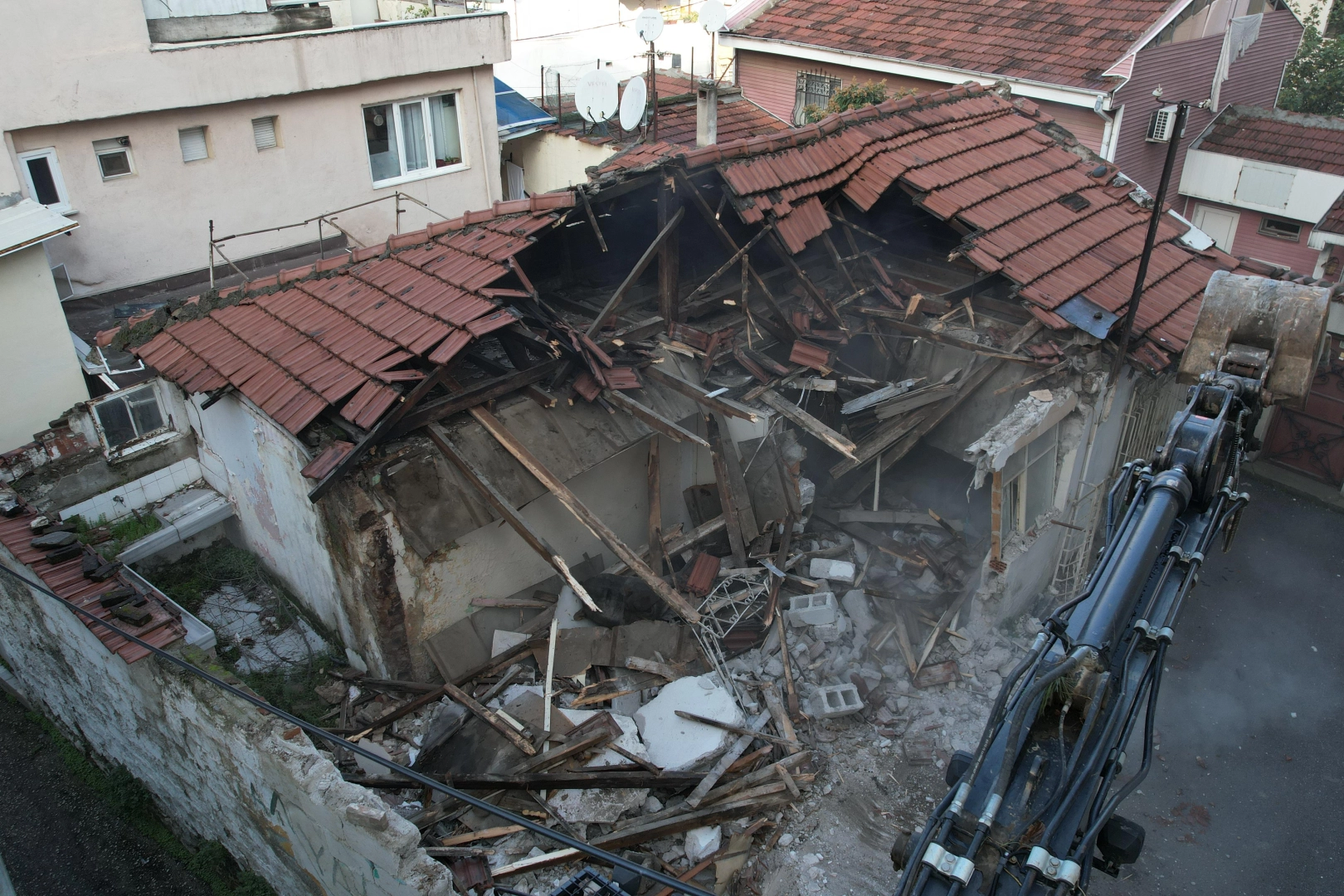 Bursa’da Yıldırım Belediyesi kullanım ömrünü tamamlayan, kent estetiği bakımından olumsuz