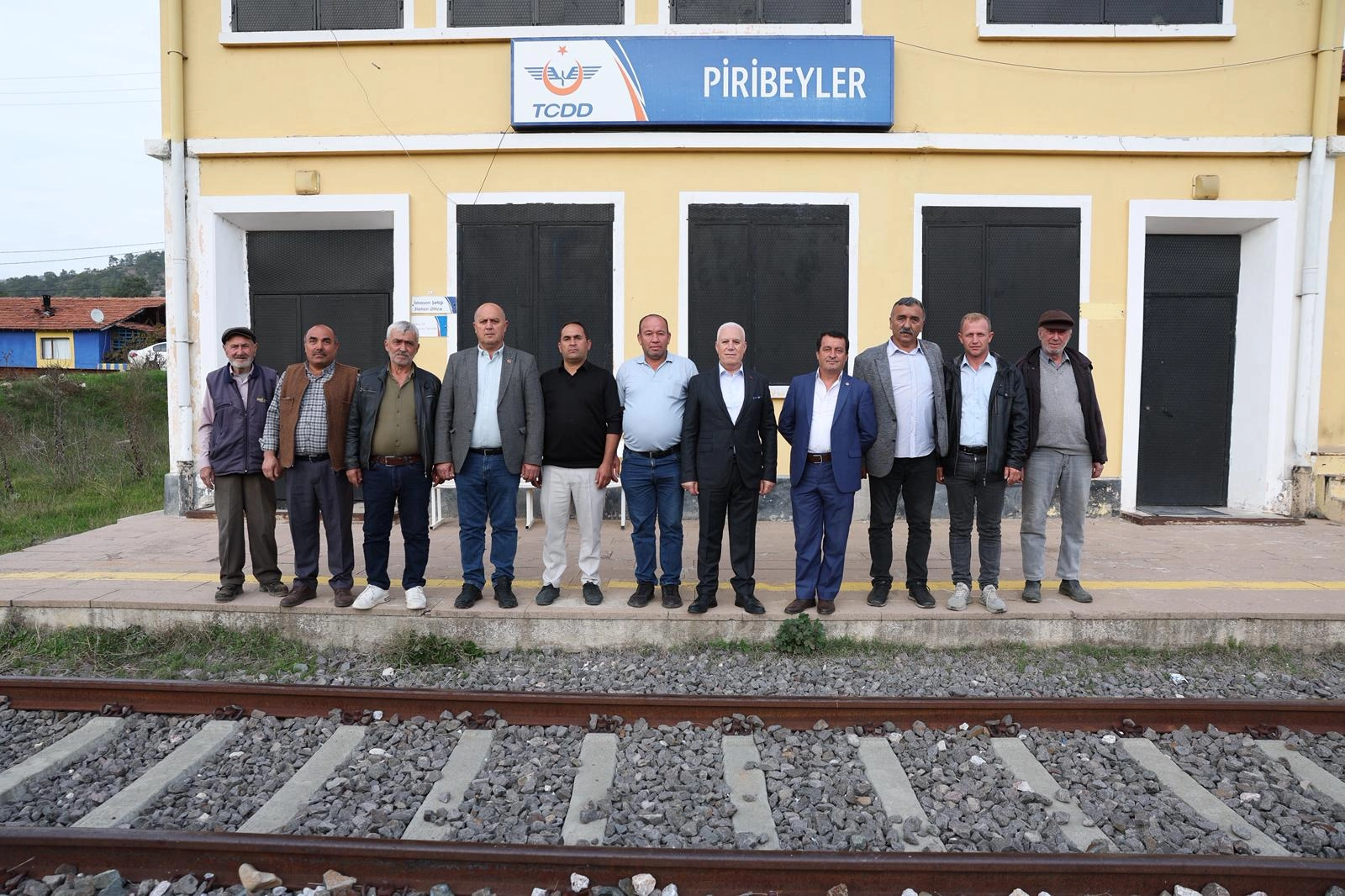 Büyükorhan’daki 90 yıllık Piribeyler Tren İstasyonu’nu ziyaret ederek, bölgenin turizm