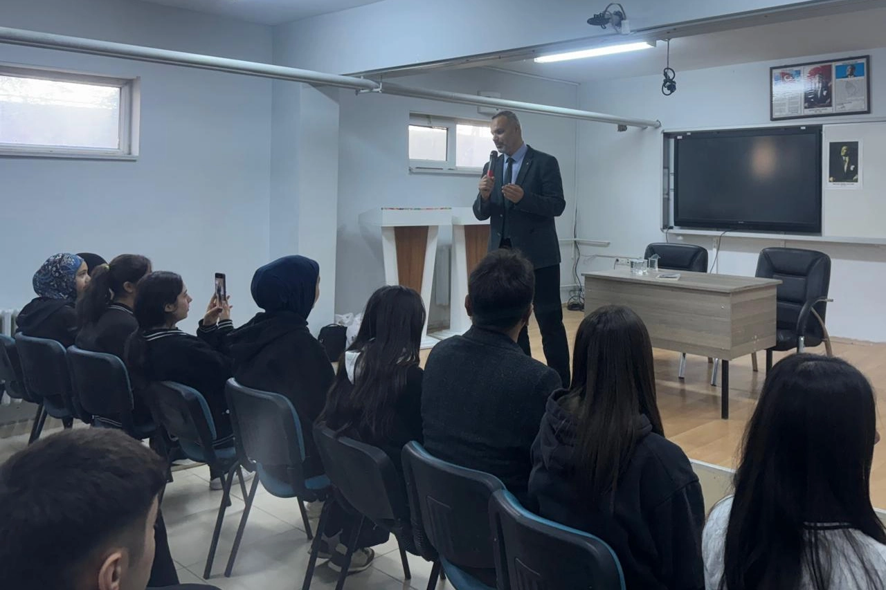 Gazeteci-yazar Metin Özmen, Şırnak Cizre’de öğrencilere “Başarıda Arkadaş Seçimi” konulu