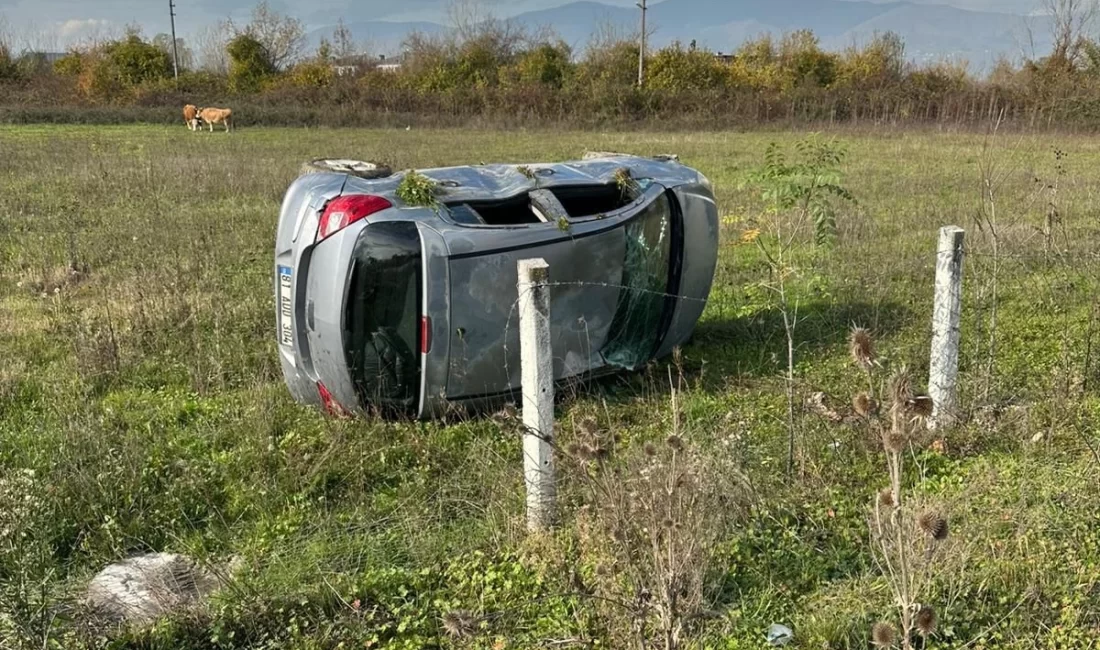 Düzce’de Çamköy yakınlarında kontrolü kaybedip boş araziye devrilen otomobilde yaralanan