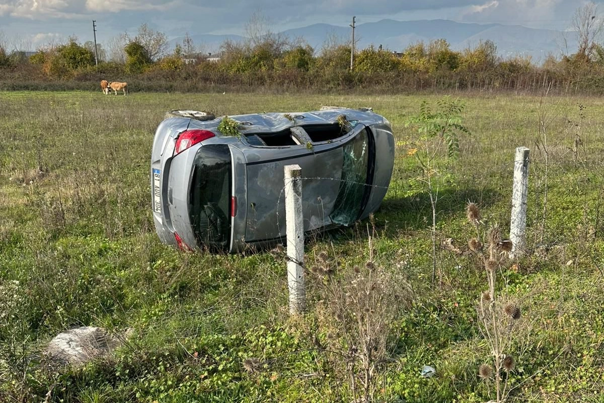 Düzce’de Çamköy yakınlarında kontrolü kaybedip boş araziye devrilen otomobilde yaralanan
