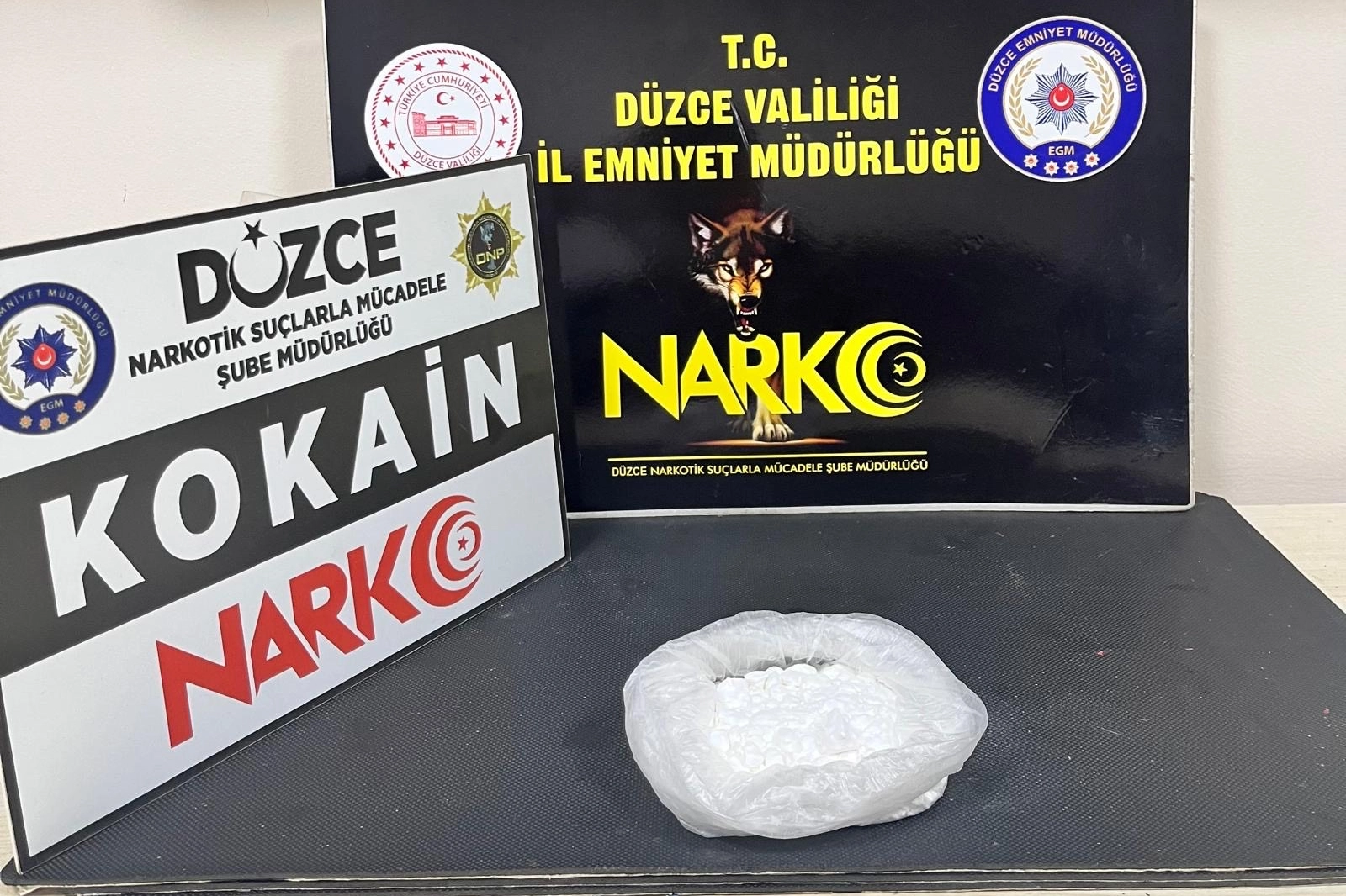 Düzce’de narkotik ekipleri, İstanbul’dan Ankara’ya uyuşturucu sevkiyatı yaptığı değerlendirilen bir