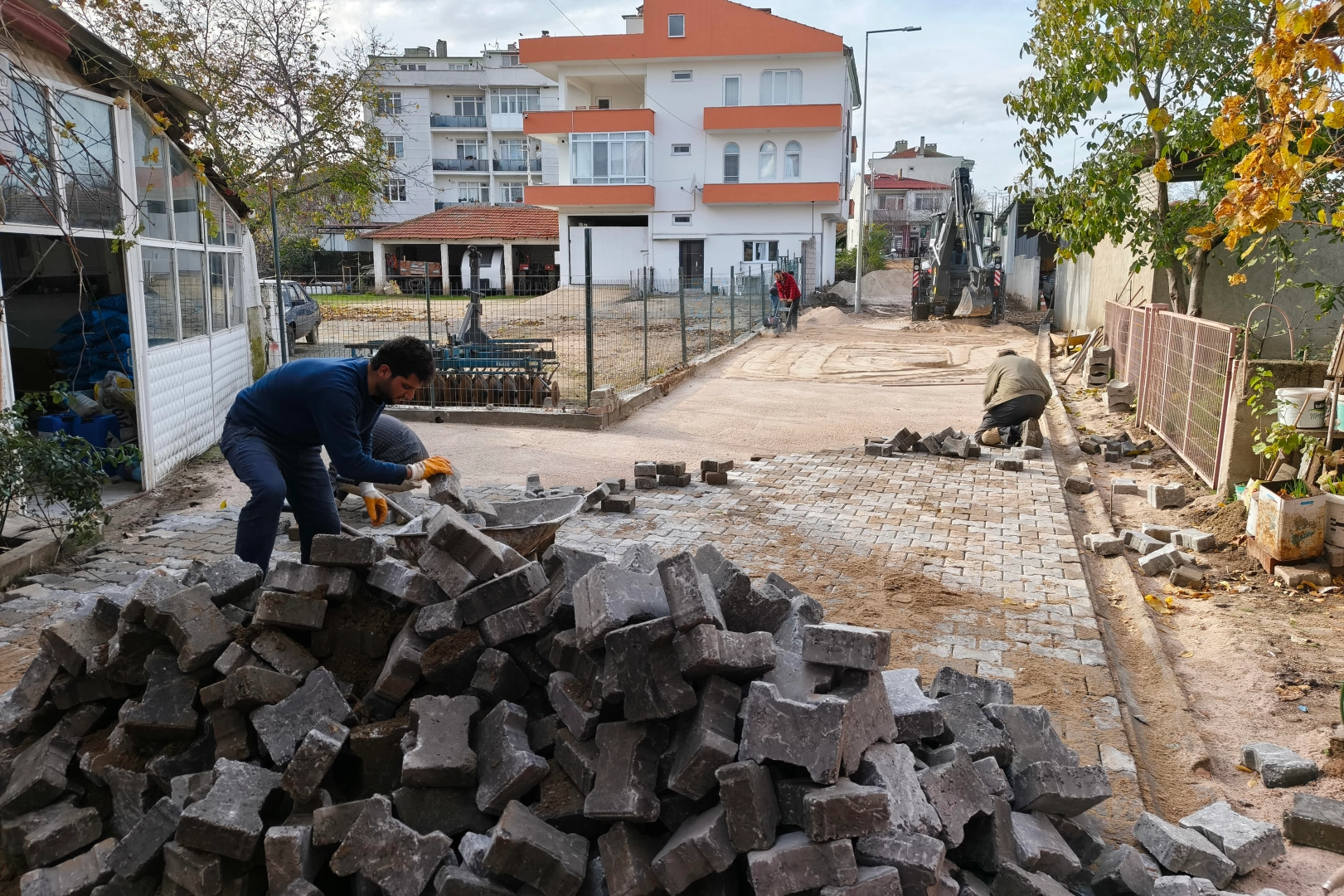 Edirne’de Süloğlu Belediyesi, ilçe genelinde başlattığı kilit parke taş döşeme