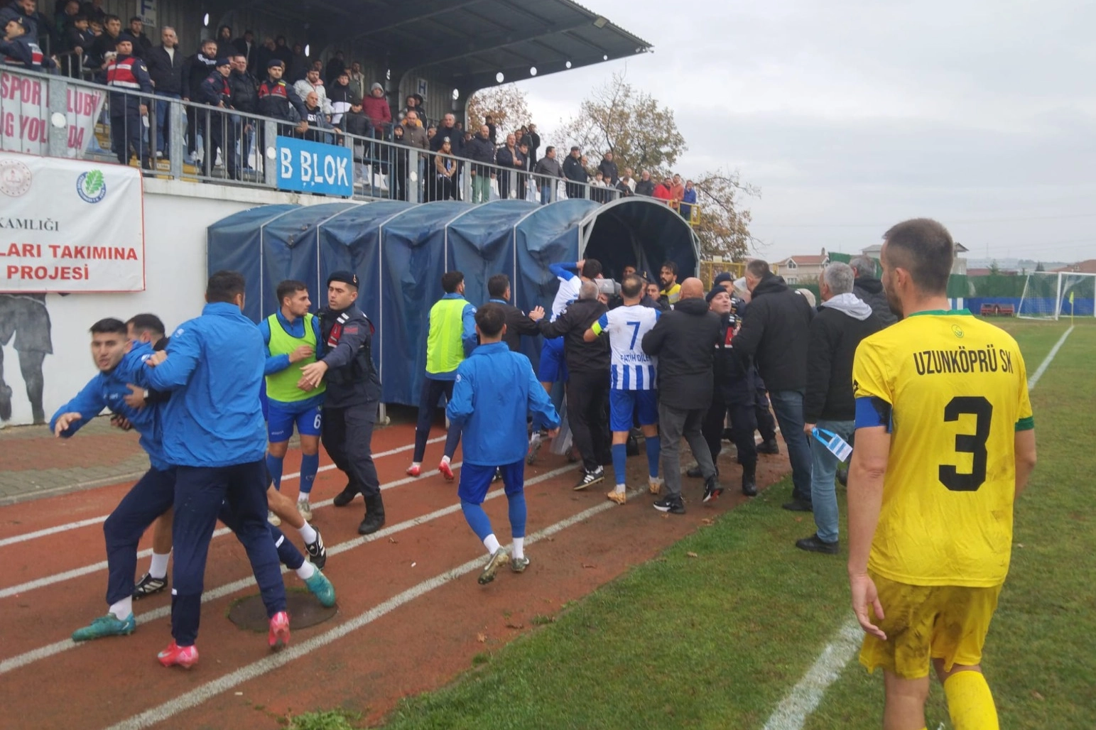 Bölgesel Amatör Lig 10. Grup’ta oynanan Ergene Velimeşespor–Uzunköprüspor karşılaşması, sahada