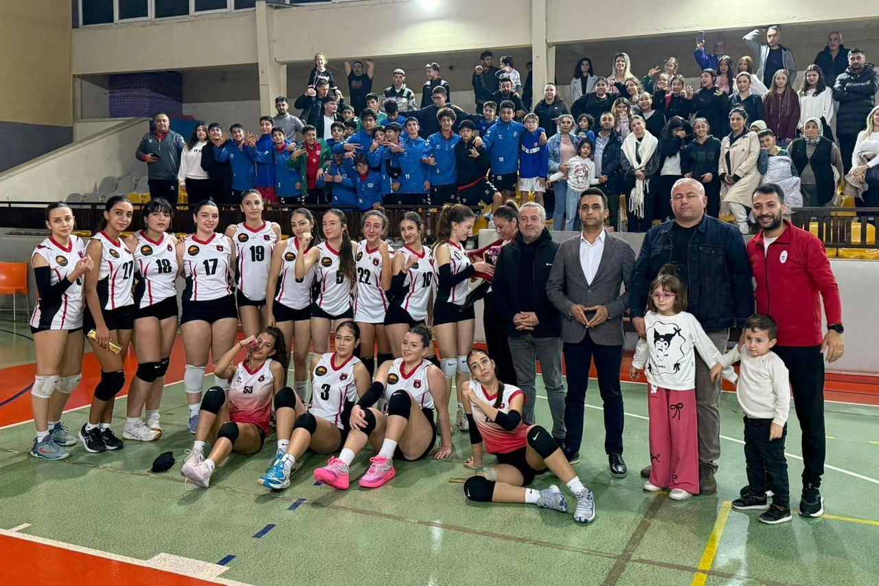 Çiğli Belediyesi Spor Kulübü’nün altyapı voleybol takımları liglerde rüzgar gibi